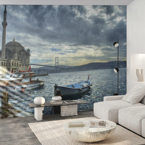 Papier Peint Photo Premium Canvas - Un bâtiment historique sur l'eau avec des bateaux et un pont en arrière-plan - 100x70cm - Aux confins des mondes - Décoration murale moderne pour le salon et la chambre ARTTOR