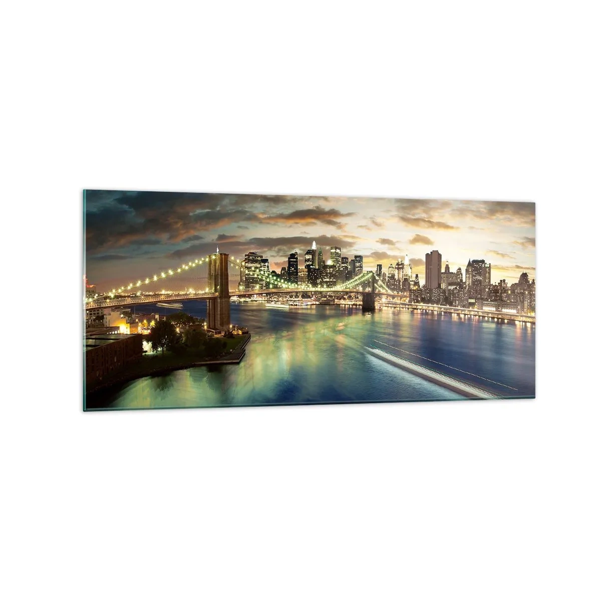 Impression sur verre - Image sur verre - Un pont illuminé avec la ville en arrière-plan, avec des lumières reflétées dans l'eau. - 120x50cm - Une soirée lumineuse sur Manhattan - Décoration murale moderne pour le salon et la chambre ARTTOR