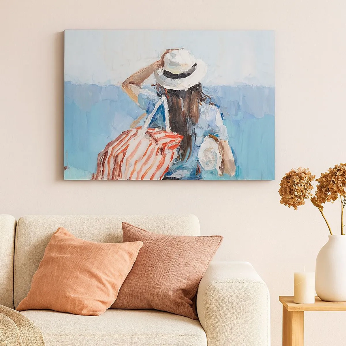 Impression sur toile - Image sur toile - Une femme avec un chapeau contre la mer bleue - 70x50cm - Bienvenue à vos vacances - Décoration murale moderne pour le salon et la chambre ARTTOR