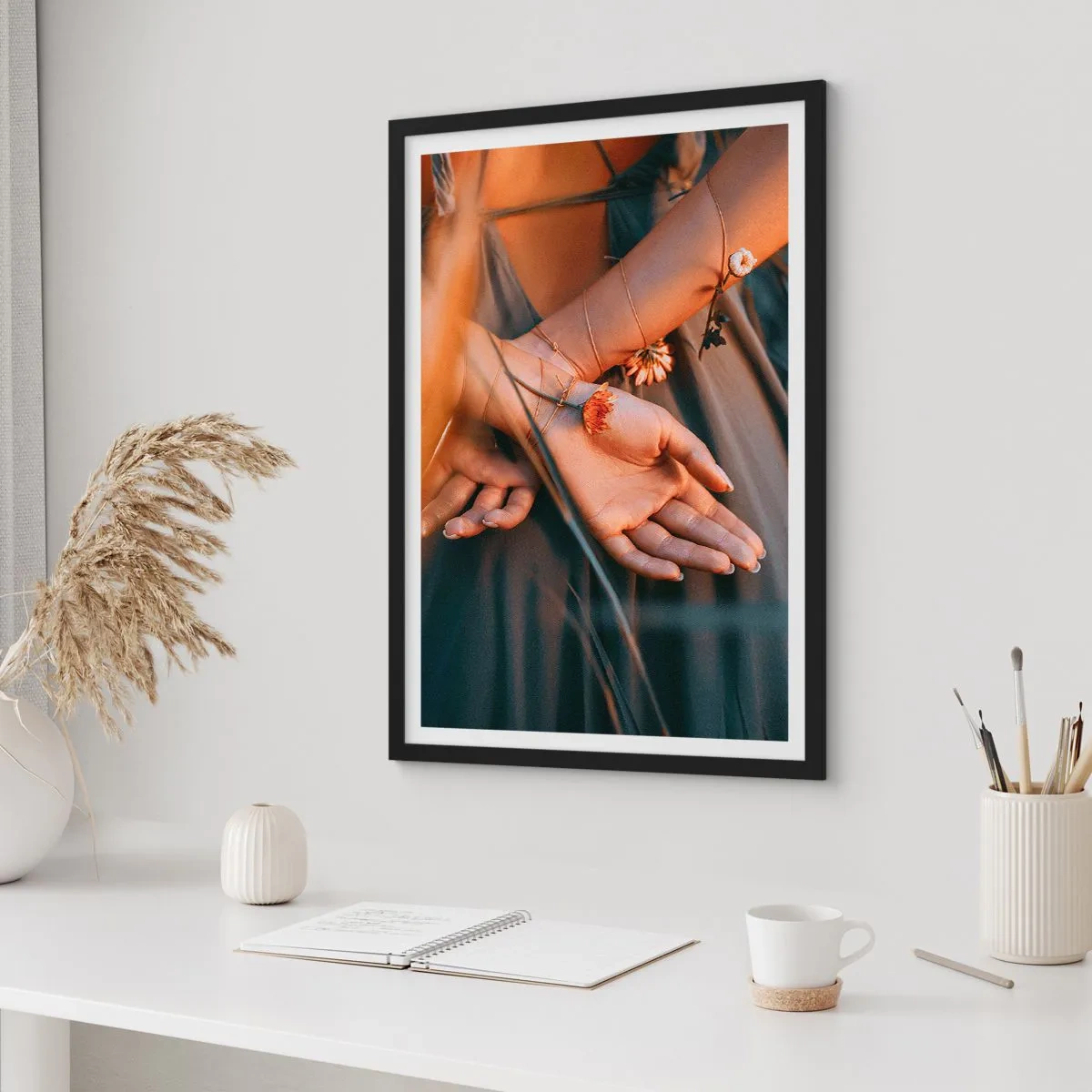 Affiche dans un cadre noir - Poster - Mains entrelacées de fleurs délicates dans une lumière dorée - 50x70cm - Liée à la nature - Décoration murale moderne pour le salon et la chambre ARTTOR