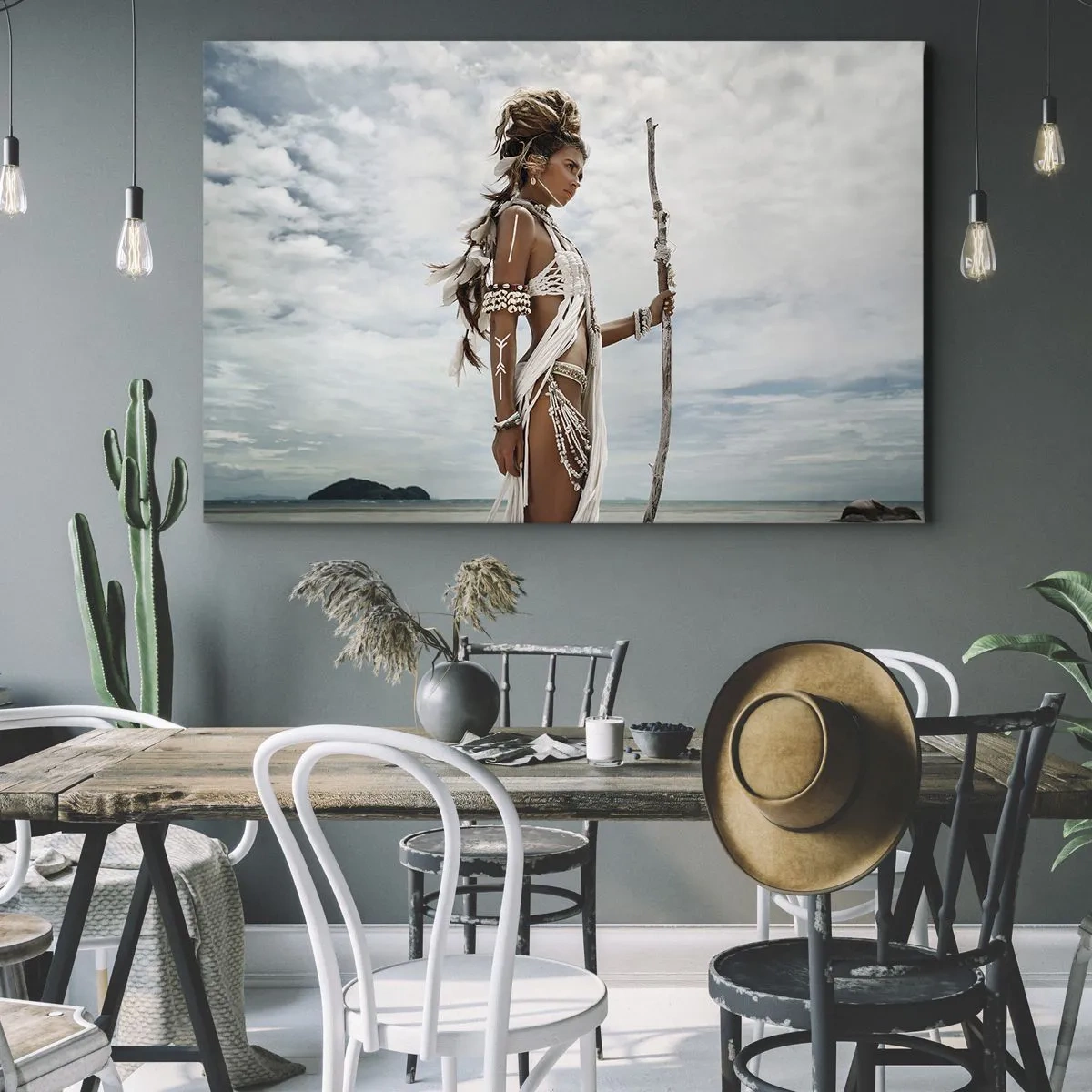 Impression sur toile - Image sur toile - Femme stylisée sur la plage avec des ornements ethniques et un bâton - 100x70cm - Reine des tropiques - Décoration murale moderne pour le salon et la chambre ARTTOR