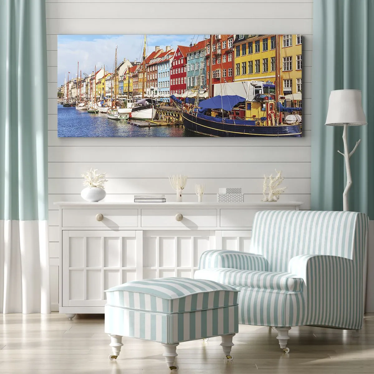 Impression sur toile - Image sur toile - Maisons colorées sur le canal avec des bateaux au soleil - 160x50cm - Quai joyeux - Décoration murale moderne pour le salon et la chambre ARTTOR
