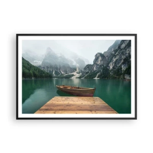 Affiche dans un cadre noir - Poster - Un bateau en bois sur un quai sur un lac entouré de montagnes - 100x70cm - Faire face à la fierté des rochers - Décoration murale moderne pour le salon et la chambre ARTTOR