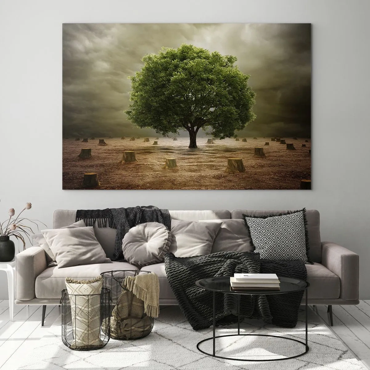 Impression sur verre - Image sur verre - Un arbre vert entouré de troncs contre un ciel sombre - 120x80cm - Tout l'espoir - Décoration murale moderne pour le salon et la chambre ARTTOR