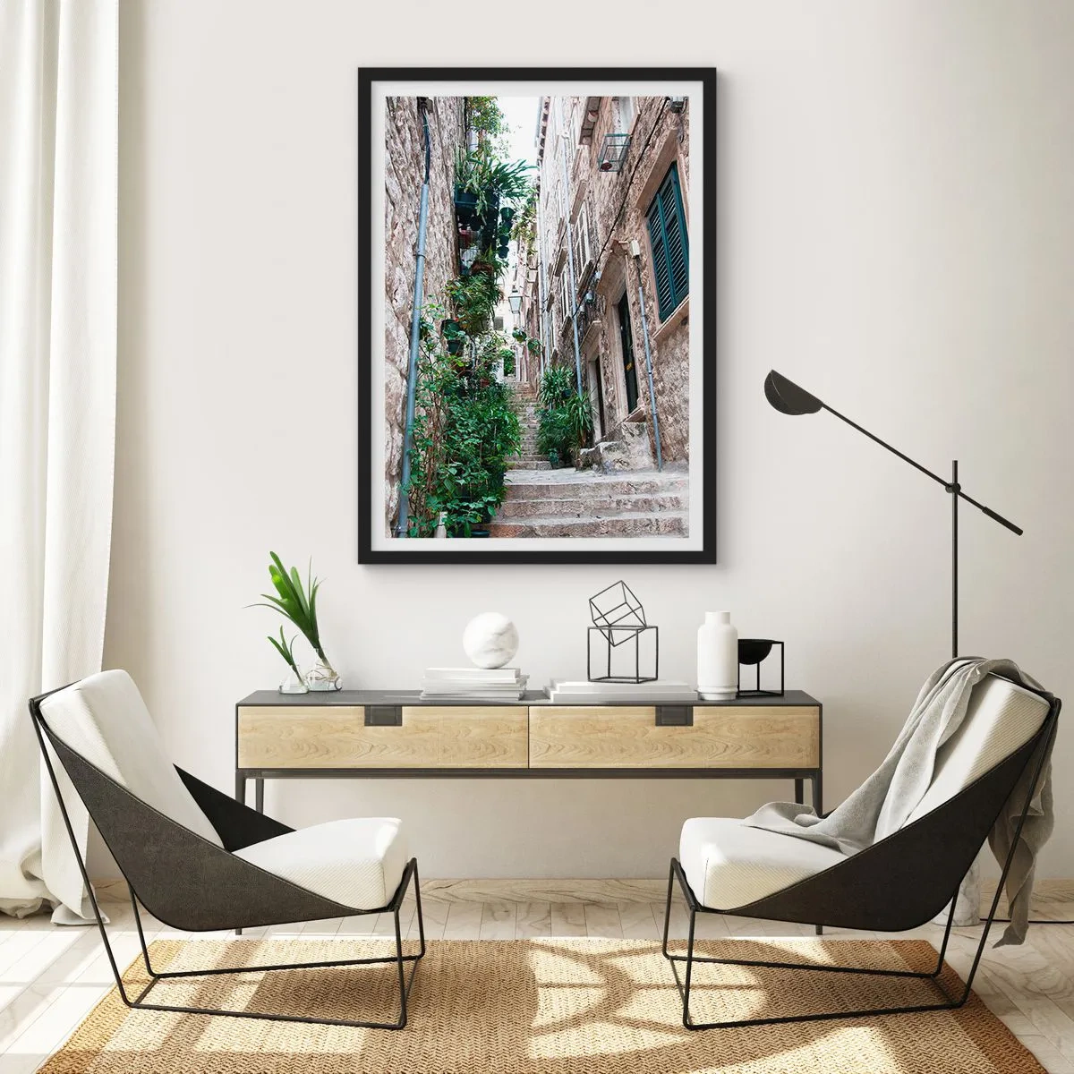 Affiche dans un cadre noir - Poster - Une rue en pierre avec une végétation luxuriante et des escaliers - 50x70cm - Charme de la vieille ville - Décoration murale moderne pour le salon et la chambre ARTTOR