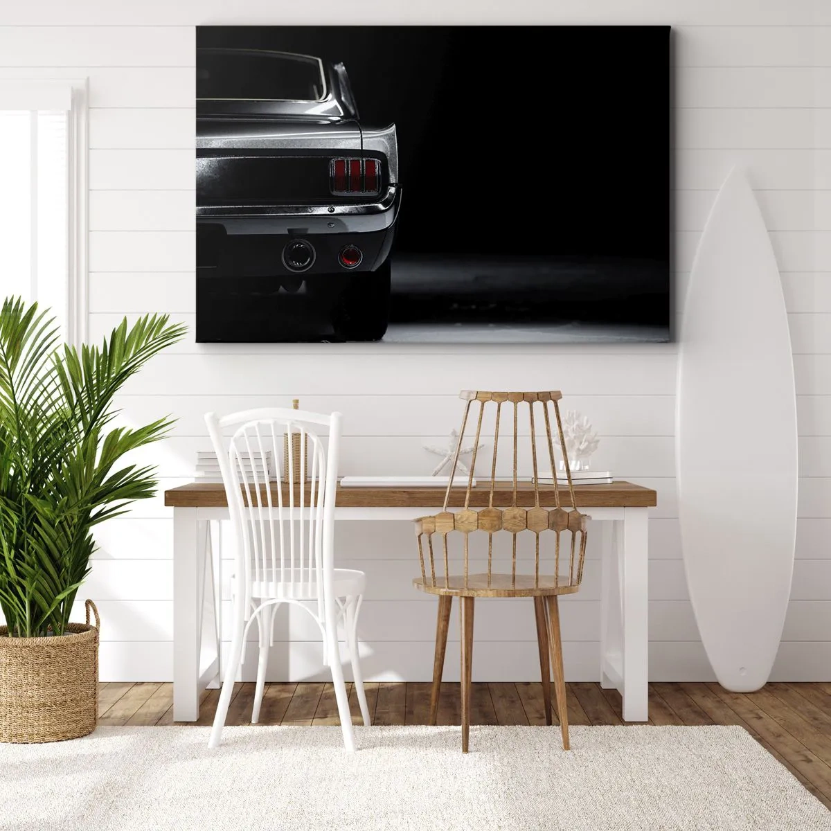 Impression sur toile - Image sur toile - Une image en noir et blanc de l'arrière d'une voiture classique sur un fond sombre. - 70x50cm - Le charme du classique - Décoration murale moderne pour le salon et la chambre ARTTOR