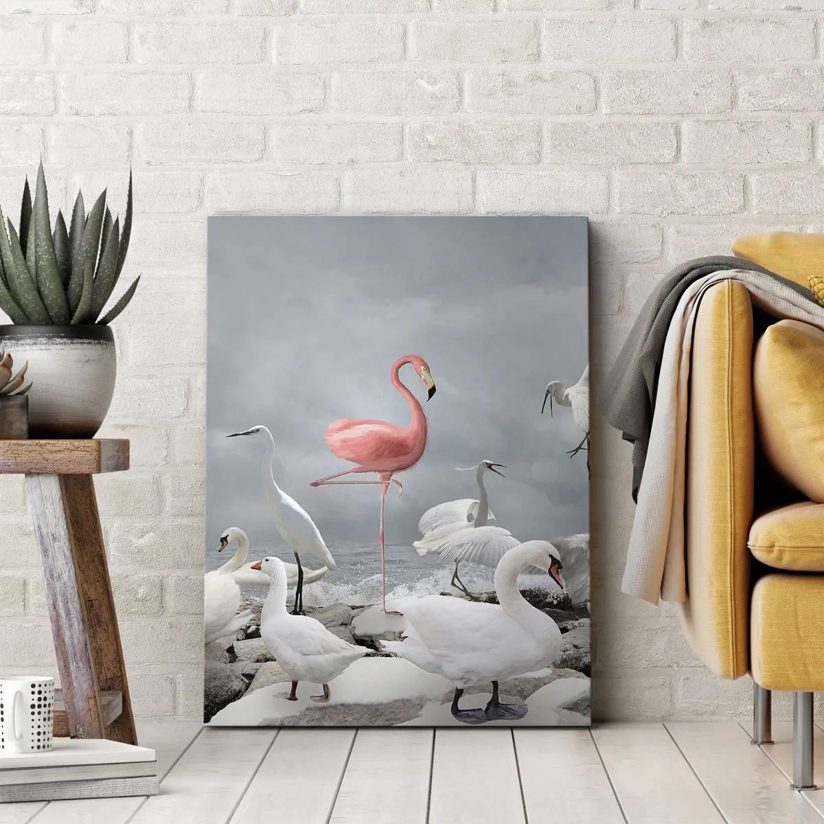 Impression sur toile - Image sur toile - Un flamant rose parmi des cygnes blancs sur fond de lac - 50x70cm - Comment suis-je arrivé là? - Décoration murale moderne pour le salon et la chambre ARTTOR
