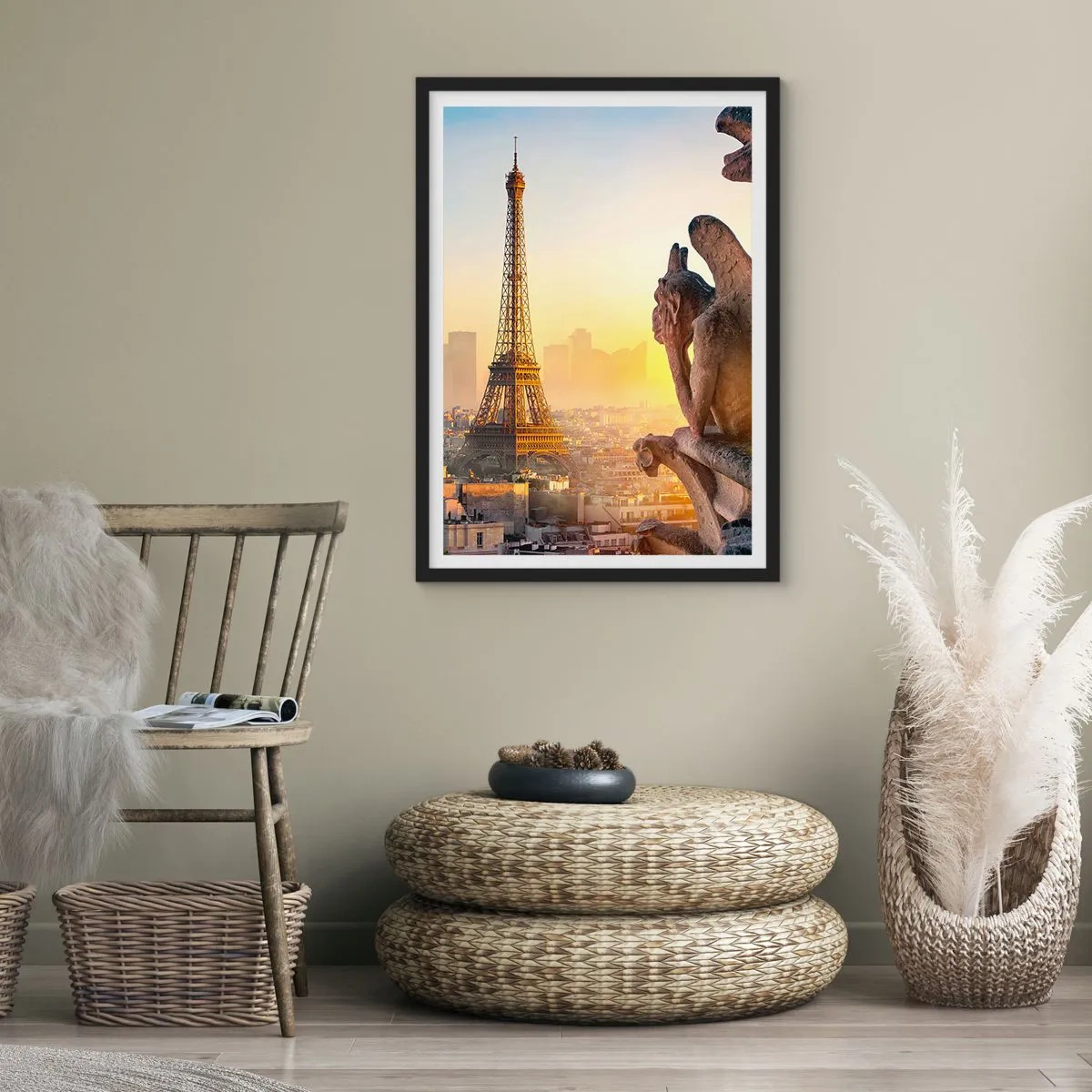 Affiche dans un cadre noir - Poster - Une vue de la Tour Eiffel au lever du soleil avec une perspective des gargouilles de pierre - 50x70cm - Tellement de choses ont changés... - Décoration murale moderne pour le salon et la chambre ARTTOR