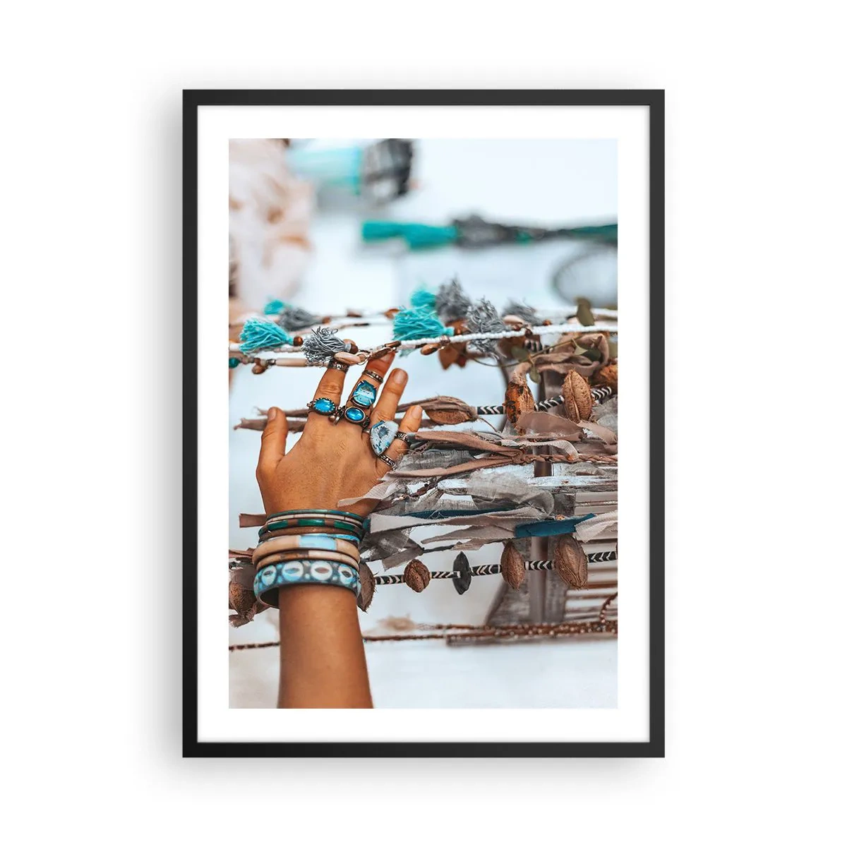 Affiche dans un cadre noir - Poster - Une main ornée de bijoux sur fond bohème - 50x70cm - Trésor local - Décoration murale moderne pour le salon et la chambre ARTTOR