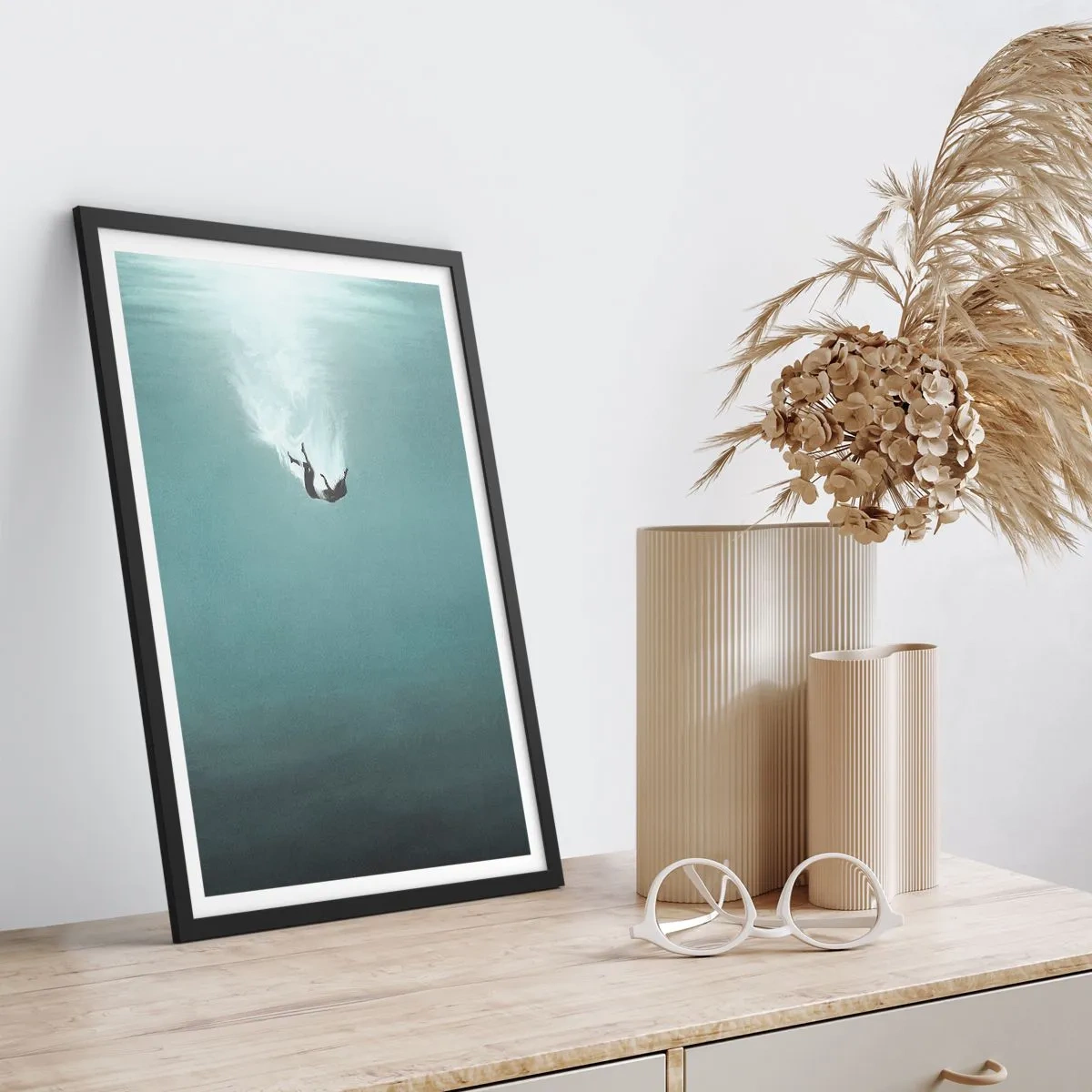 Affiche dans un cadre noir - Poster - Silhouette d'un homme tombant dans les profondeurs de l'eau - 50x70cm - Dans les bras de l'océan - Décoration murale moderne pour le salon et la chambre ARTTOR