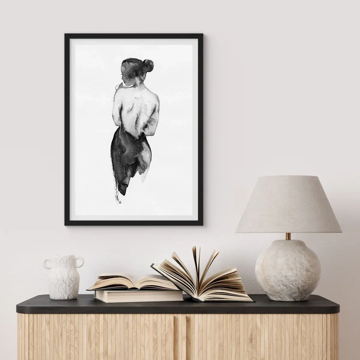 Affiche dans un cadre noir - Poster - Auprès d'elle, le monde disparaît - 70x100 cm