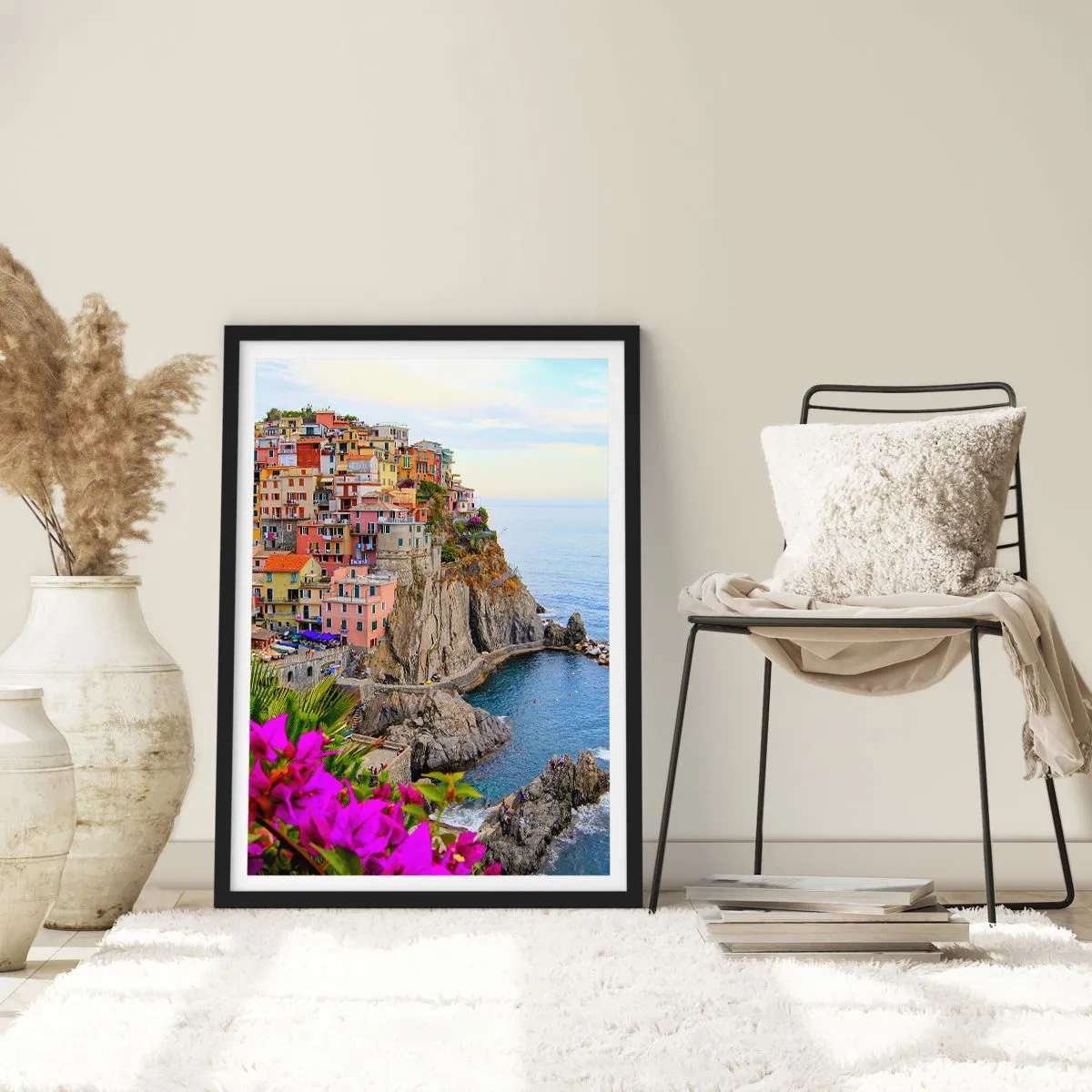 Affiche dans un cadre noir - Poster - Vue de bâtiments colorés sur une falaise au-dessus de la mer - 50x70cm - La ville qui rit - Décoration murale moderne pour le salon et la chambre ARTTOR