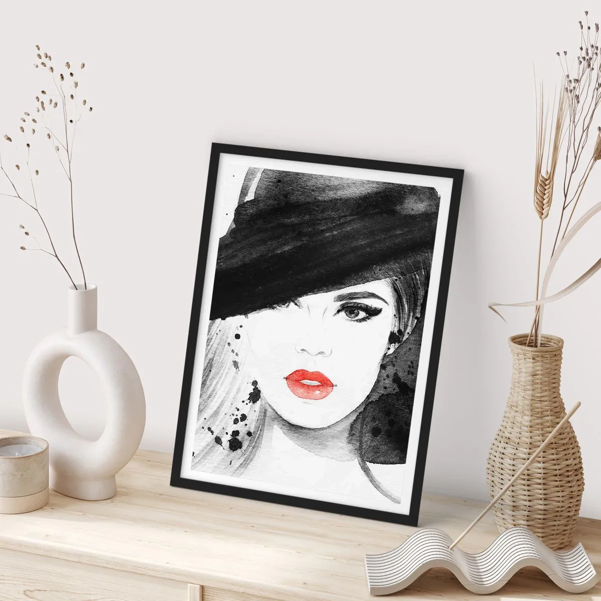 Affiche dans un cadre noir - Poster - Portrait d'une femme portant un chapeau et un accent de lèvres rouges - 50x70cm - Dame en noir - Décoration murale moderne pour le salon et la chambre ARTTOR