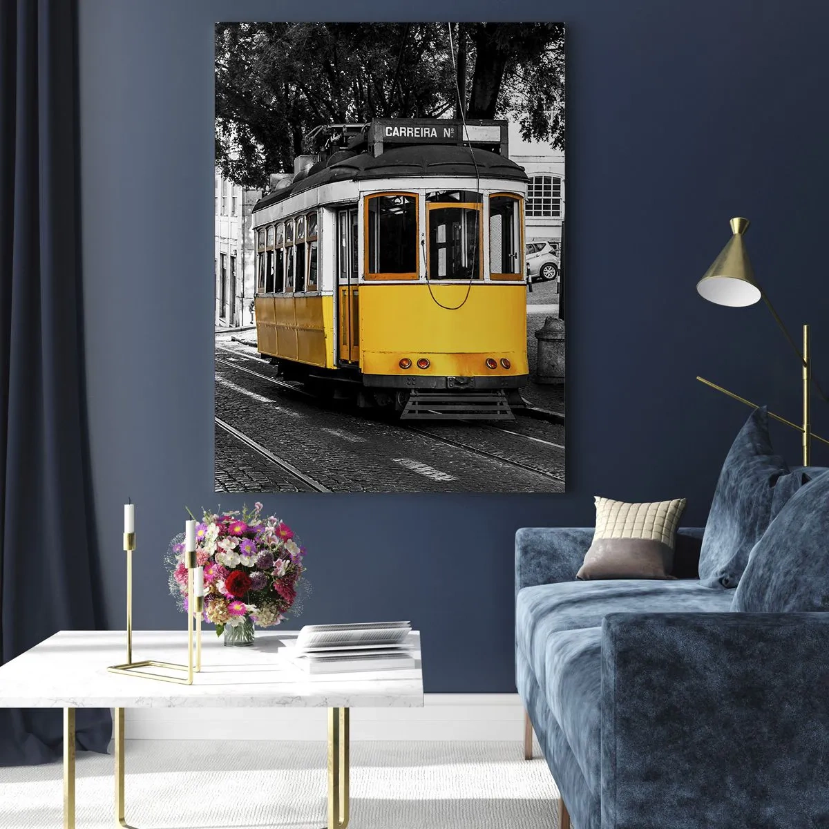 Impression sur verre - Image sur verre - Un tramway jaune sur fond de rue en noir et blanc - 50x70cm - Et du fado en arrière-plan - Décoration murale moderne pour le salon et la chambre ARTTOR
