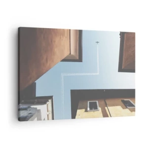 Impression sur toile - Image sur toile - Vue de l'avion et de sa traînée dans le ciel depuis une perspective de rue - 70x50cm - Au-dessus du labyrinthe de la ville - Décoration murale moderne pour le salon et la chambre ARTTOR