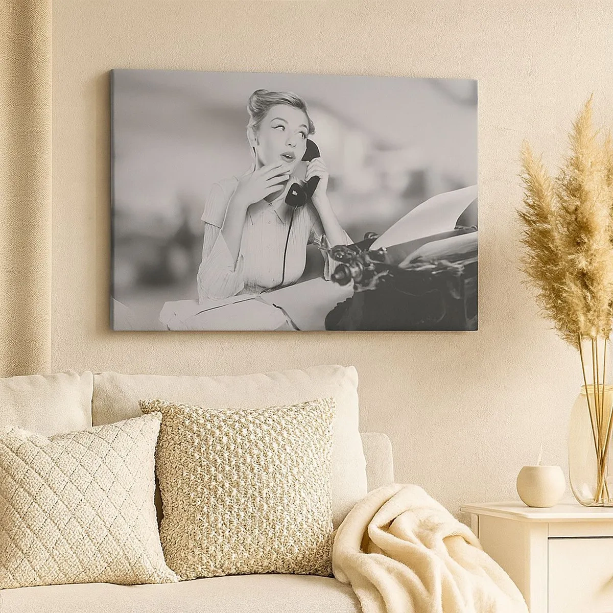 Impression sur toile - Image sur toile - Une femme parlant au téléphone devant une machine à écrire - 70x50cm - Hello! Ici les années 50 - Décoration murale moderne pour le salon et la chambre ARTTOR