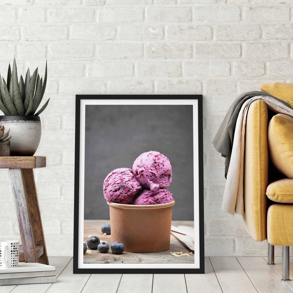 Affiche dans un cadre noir - Poster - Boules de glace aux myrtilles dans un gobelet en papier - 50x70cm - Douceur et froideur - Décoration murale moderne pour le salon et la chambre ARTTOR