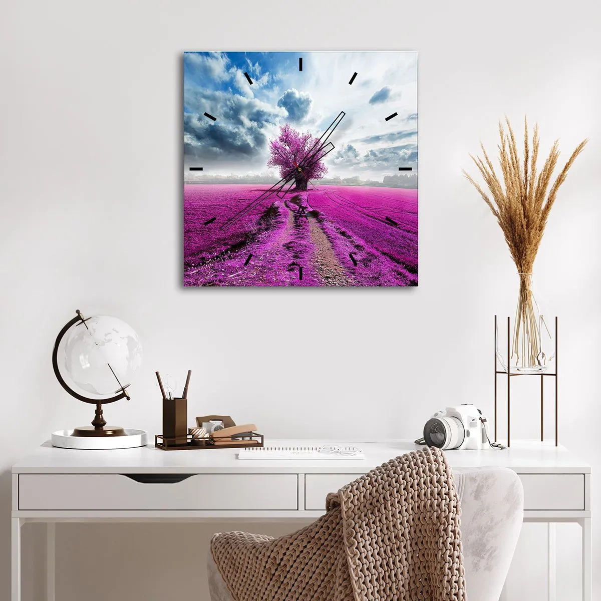 Horloge murale - Pendule murale - Un arbre solitaire dans un champ dans une nuance de rose intense - 30x30cm - Lande - nature sauvage - Décoration murale moderne pour le salon et la chambre ARTTOR