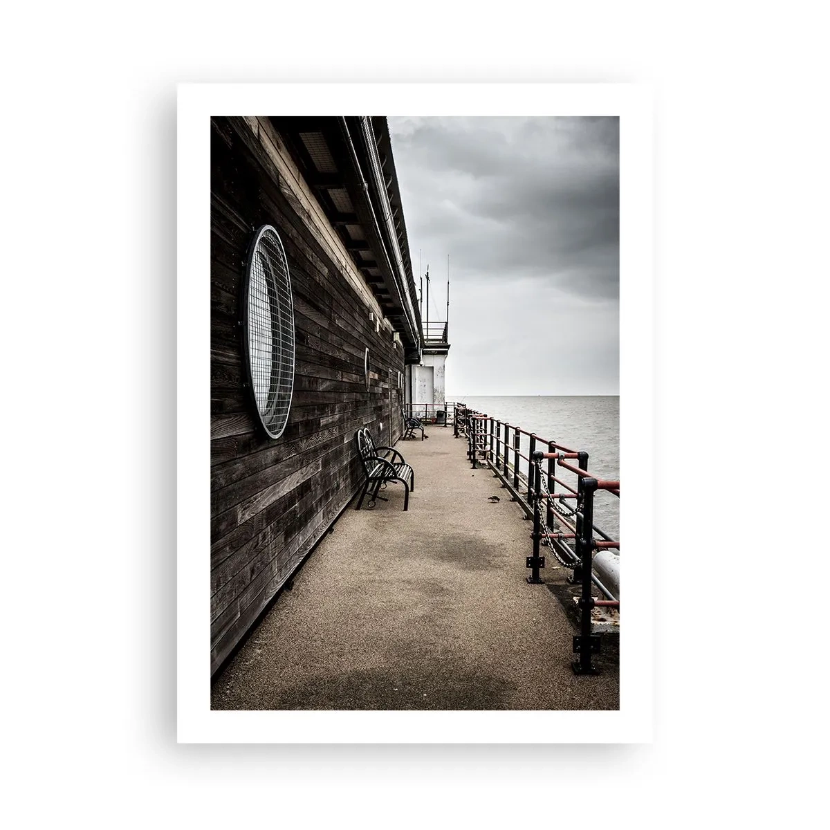 Affiche - Poster - Jetée en bois avec bancs au bord de la mer calme - 50x70cm - Le temps s'est arrêté - Décoration murale moderne pour le salon et la chambre ARTTOR