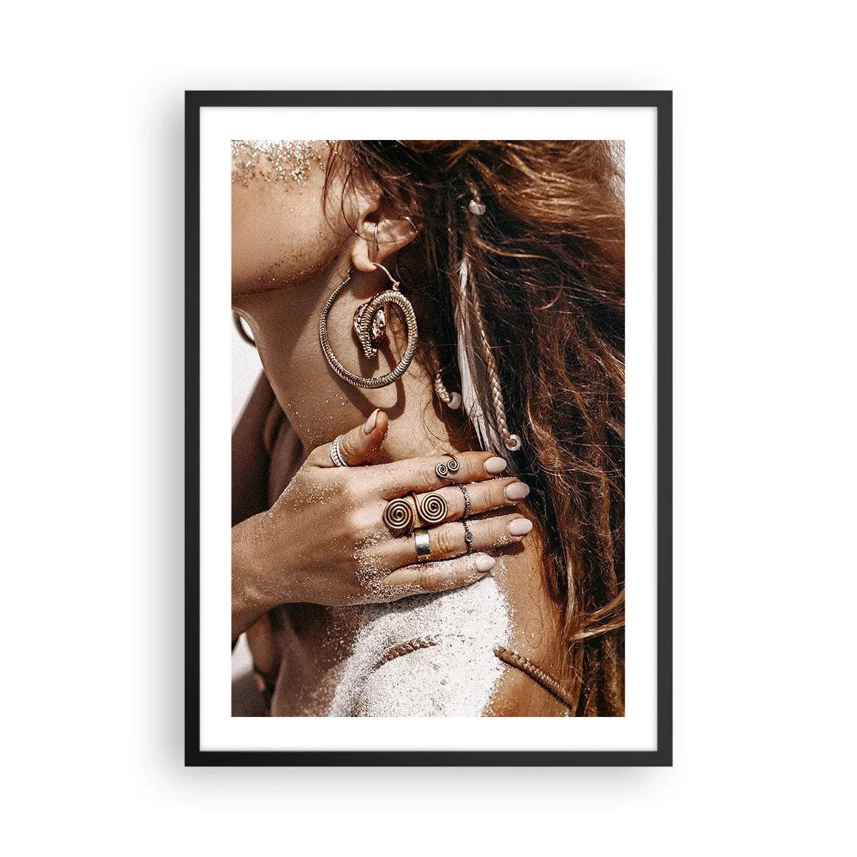 Affiche dans un cadre noir - Poster - Détail de bijoux sur fond de cuir sable - 50x70cm - Reine des plages sauvages - Décoration murale moderne pour le salon et la chambre ARTTOR