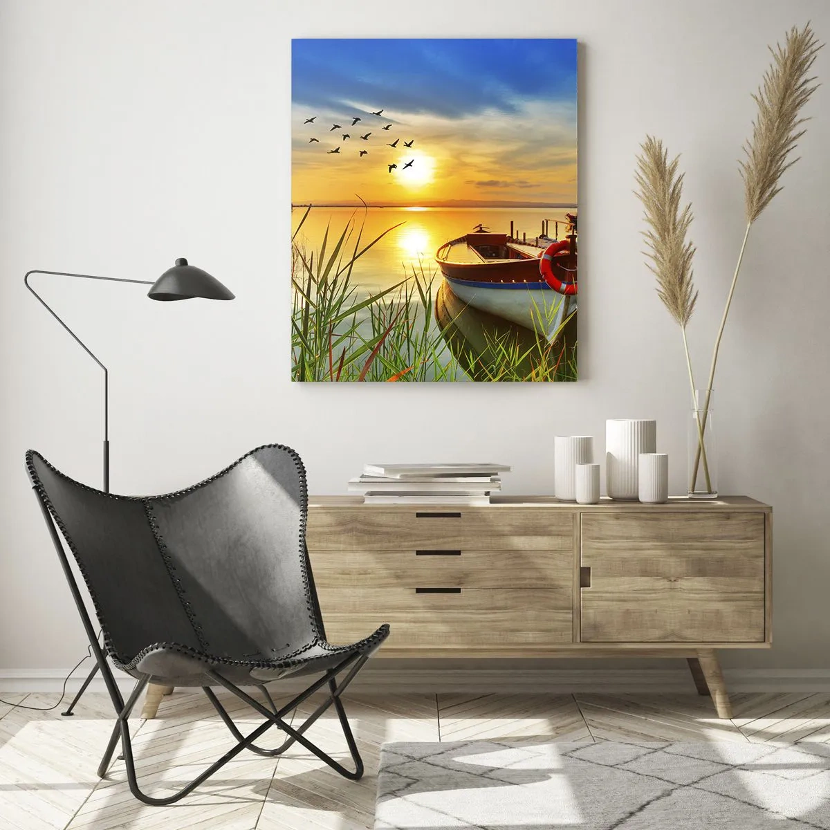 Impression sur verre - Image sur verre - Un bateau sur un lac au coucher du soleil avec des oiseaux dans le ciel - 50x70cm - Les cormorans s'envolent déjà - Décoration murale moderne pour le salon et la chambre ARTTOR