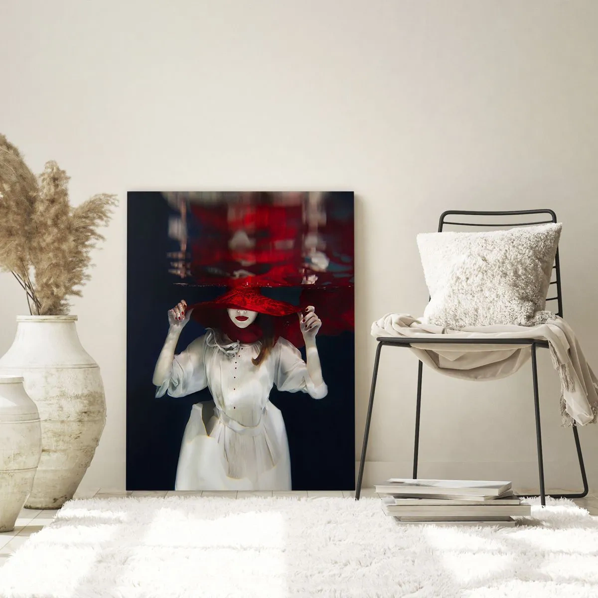 Impression sur verre - Image sur verre - Une femme avec un chapeau rouge immergée dans l'eau - 70x100cm - Femme mystérieuse - Décoration murale moderne pour le salon et la chambre ARTTOR