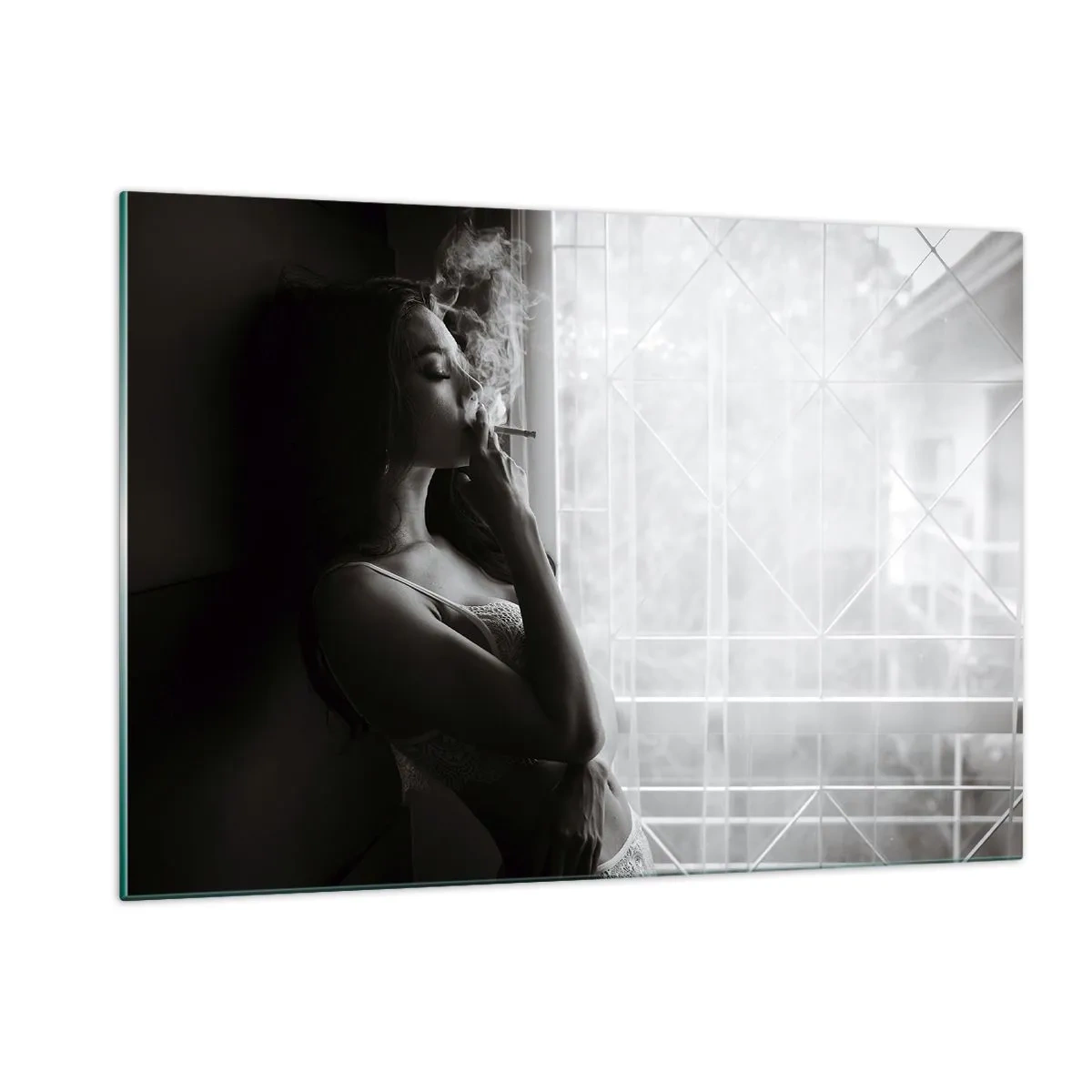 Impression sur verre - Image sur verre - Femme fumant près de la fenêtre en noir et blanc - 120x80cm - Vous sentez-vous libre ? - Décoration murale moderne pour le salon et la chambre ARTTOR