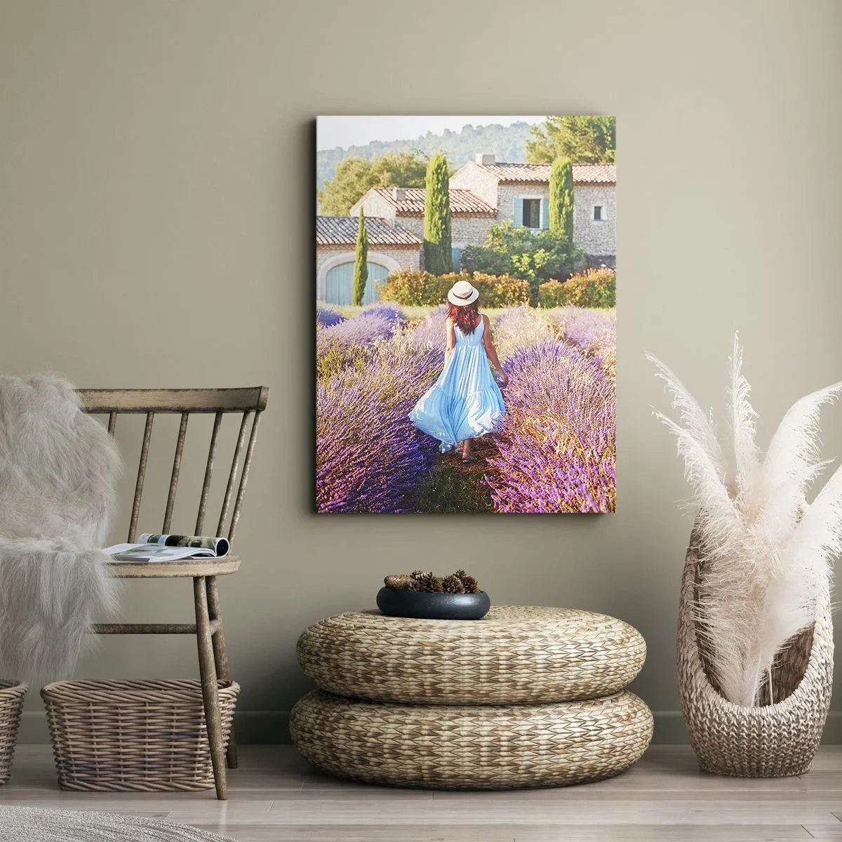 Impression sur toile - Image sur toile - Une femme en robe bleue marchant dans un champ de lavande avec vue sur une maison. - 50x70cm - Fille de la lavande - Décoration murale moderne pour le salon et la chambre ARTTOR