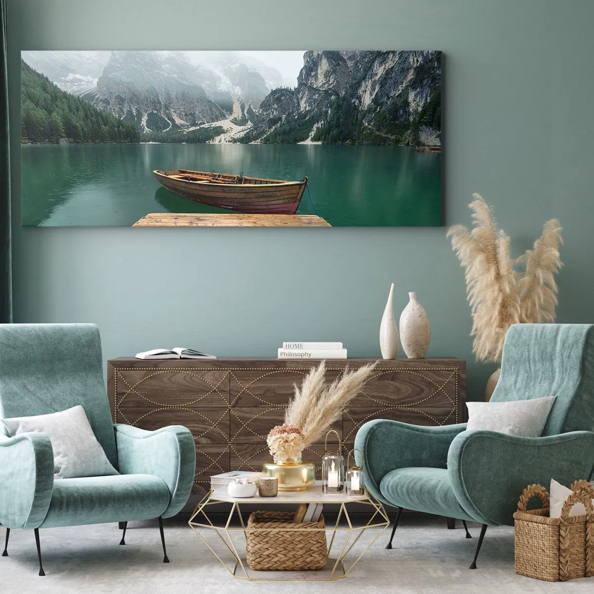 Impression sur toile - Image sur toile - Un bateau en bois sur un quai sur un lac entouré de montagnes - 140x50cm - Faire face à la fierté des rochers - Décoration murale moderne pour le salon et la chambre ARTTOR