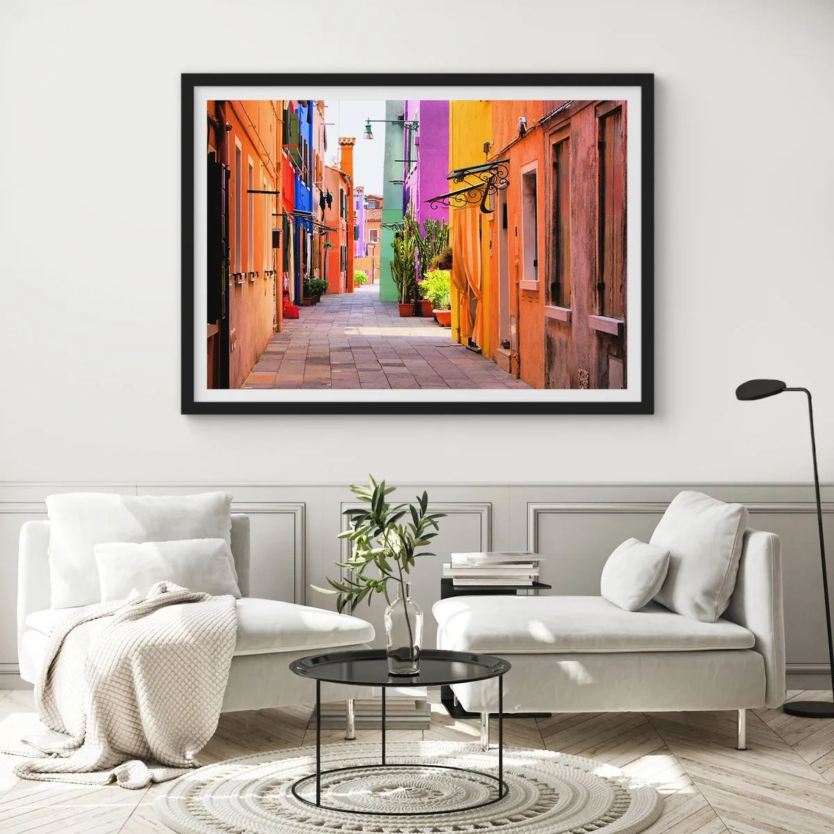 Affiche dans un cadre noir - Poster - Une rue colorée avec des immeubles aux tons clairs - 70x50cm - Allée arc-en-ciel - Décoration murale moderne pour le salon et la chambre ARTTOR