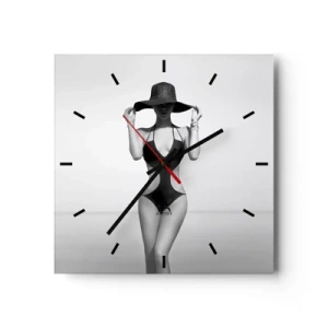 Horloge murale - Pendule murale - Silhouette noire et blanche d'une femme portant un chapeau sur fond de mer - 30x30cm - Mon prénom? Élégance - Décoration murale moderne pour le salon et la chambre ARTTOR
