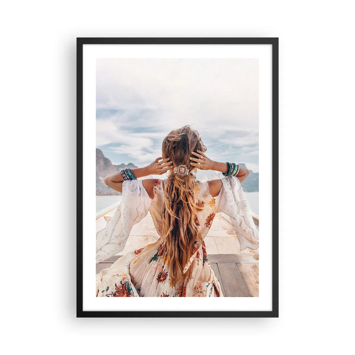 Affiche dans un cadre noir - Poster - Femme en robe bohème avec vue sur la mer - 50x70cm - En route vers le bonheur - Décoration murale moderne pour le salon et la chambre ARTTOR