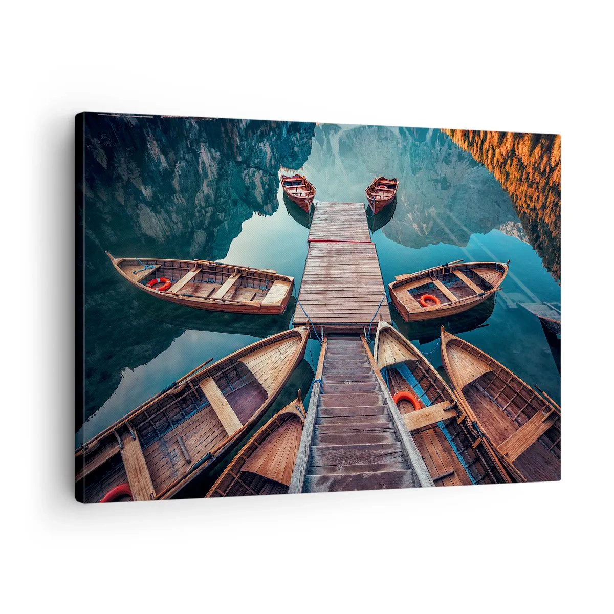 Impression sur toile - Image sur toile - Bateaux en bois sur un quai sur un lac de montagne - 70x50cm - J'attends à la marina - Décoration murale moderne pour le salon et la chambre ARTTOR