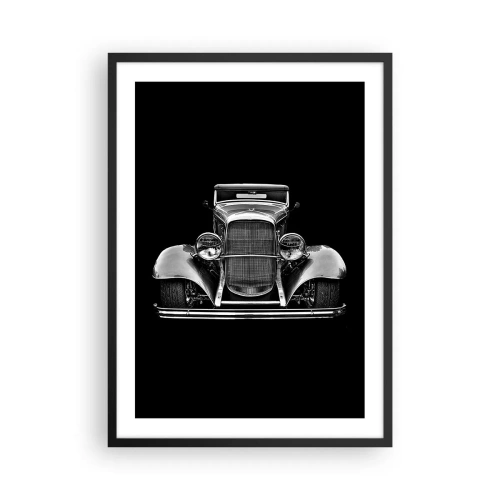 Affiche dans un cadre noir - Poster - Photographie en noir et blanc d'une voiture classique sur fond noir - 50x70cm - Un vrai gentleman - Décoration murale moderne pour le salon et la chambre ARTTOR