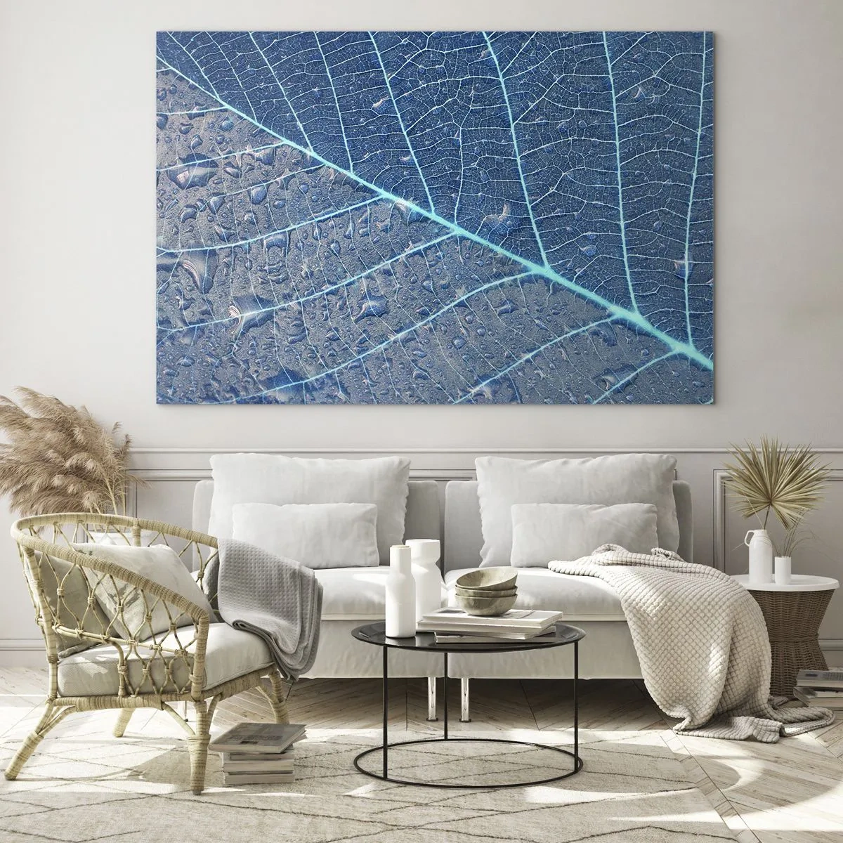 Impression sur verre - Image sur verre - Macrophotographie d'une feuille avec des gouttes d'eau dans des tons de bleu - 70x50cm - La vie en bleu - Décoration murale moderne pour le salon et la chambre ARTTOR