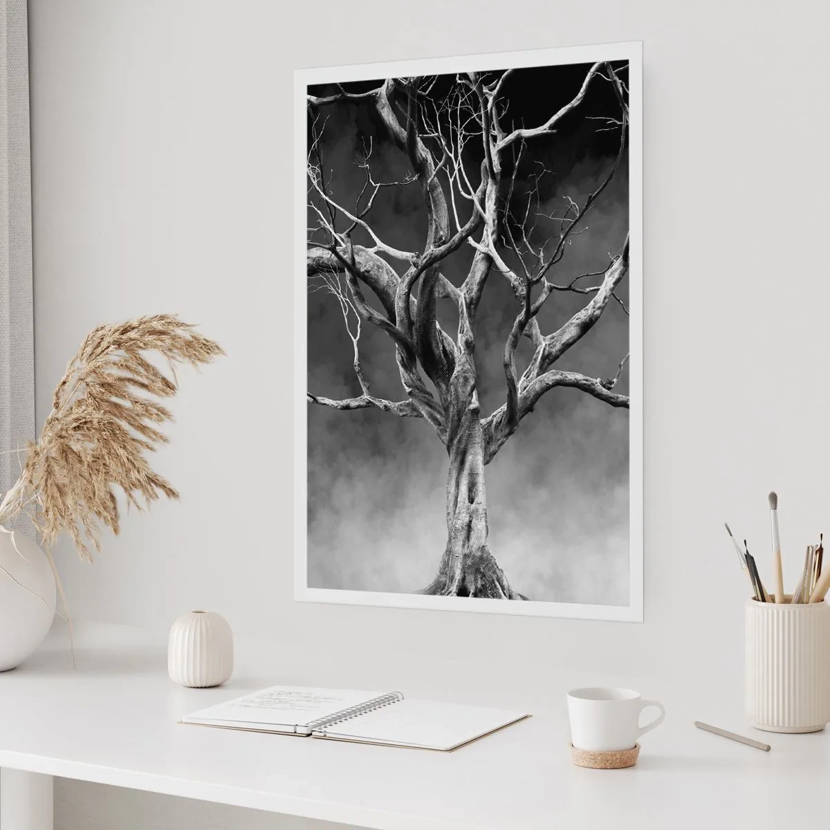 Affiche - Poster - Image en noir et blanc d'un arbre sur fond de brouillard - 50x70cm - Primordial et sacré - Décoration murale moderne pour le salon et la chambre ARTTOR