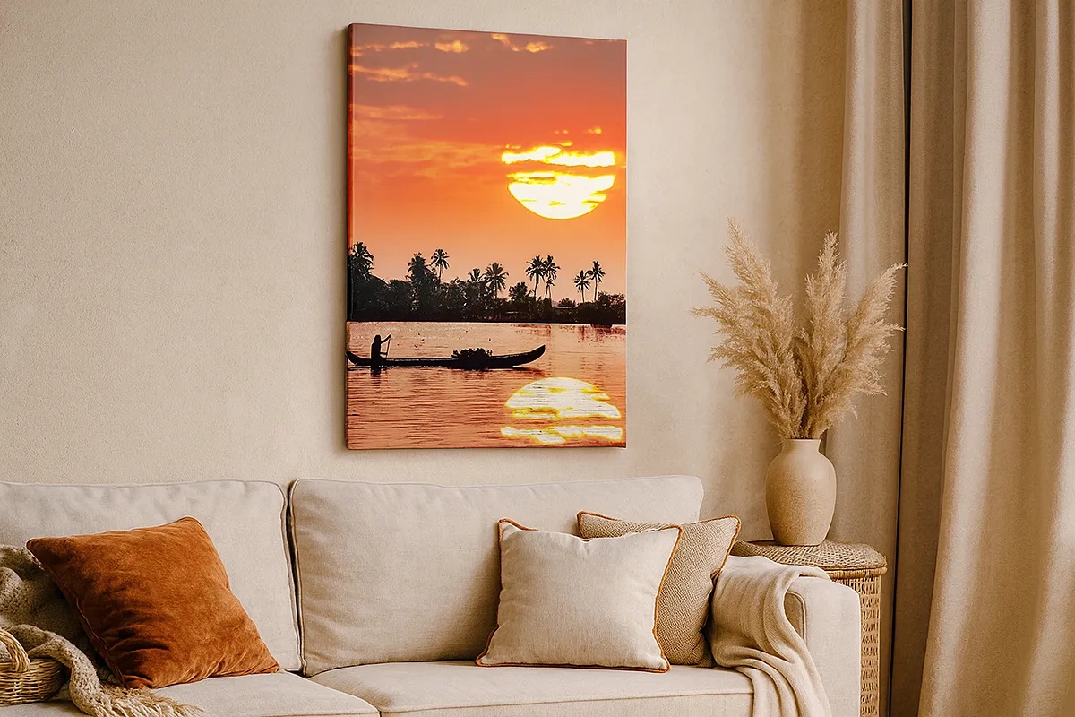 Impression sur toile - Image sur toile - Coucher de soleil tropical avec un bateau et des palmiers en arrière-plan - 50x70cm - La tranquillité des tropiques au coucher du soleil - Décoration murale moderne pour le salon et la chambre ARTTOR