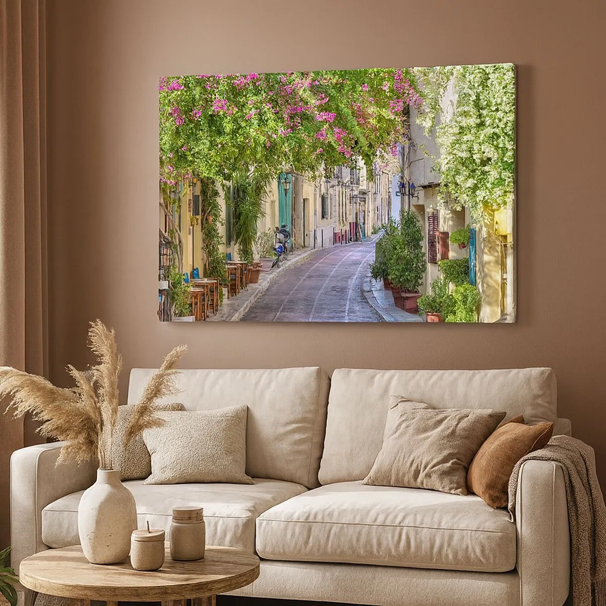 Impression sur toile - Image sur toile - Une charmante rue avec des vignes fleuries et des tables de café - 70x50cm - Allée fleurie - Décoration murale moderne pour le salon et la chambre ARTTOR