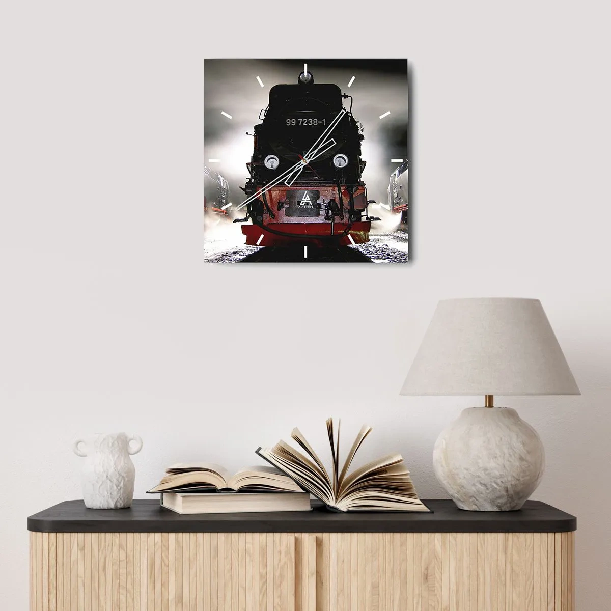 Horloge murale - Pendule murale - Une locomotive à vapeur entourée de vapeur sur un ciel sombre dans un décor atmosphérique - 30x30cm - Il se lève et siffle, halète et souffle - Décoration murale moderne pour le salon et la chambre ARTTOR