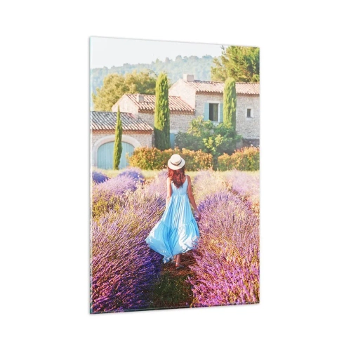 Impression sur verre - Image sur verre - Une femme en robe bleue marchant dans un champ de lavande avec vue sur une maison. - 80x120cm - Fille de la lavande - Décoration murale moderne pour le salon et la chambre ARTTOR