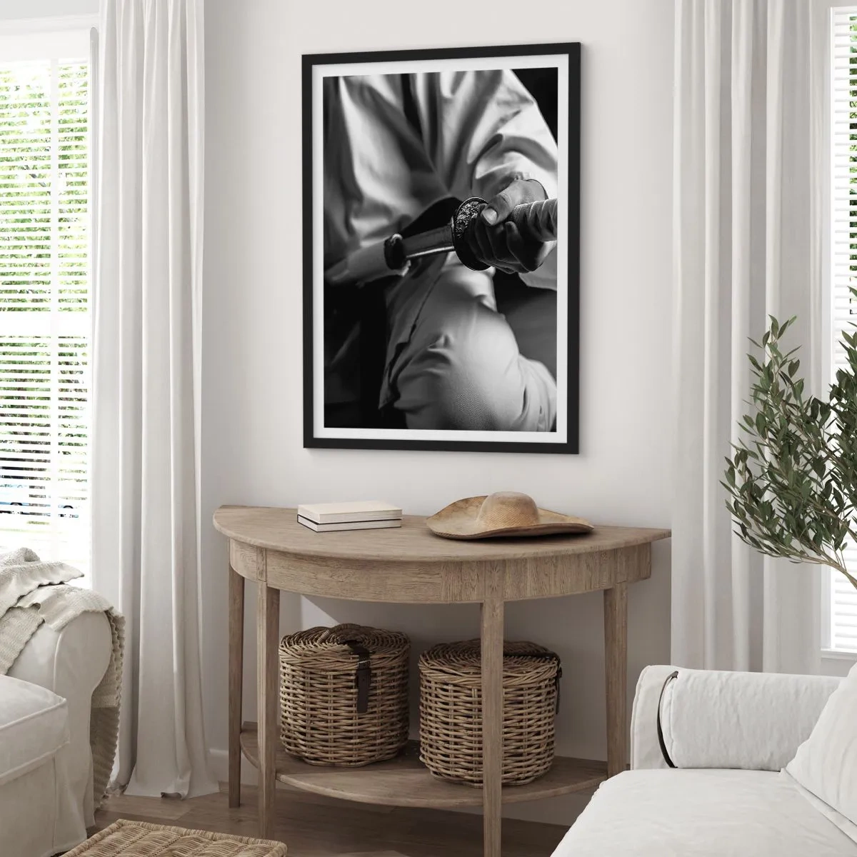 Affiche dans un cadre noir - Poster - Samouraï avec une épée sur une photographie en noir et blanc - 50x70cm - Âme de guerrier - Décoration murale moderne pour le salon et la chambre ARTTOR