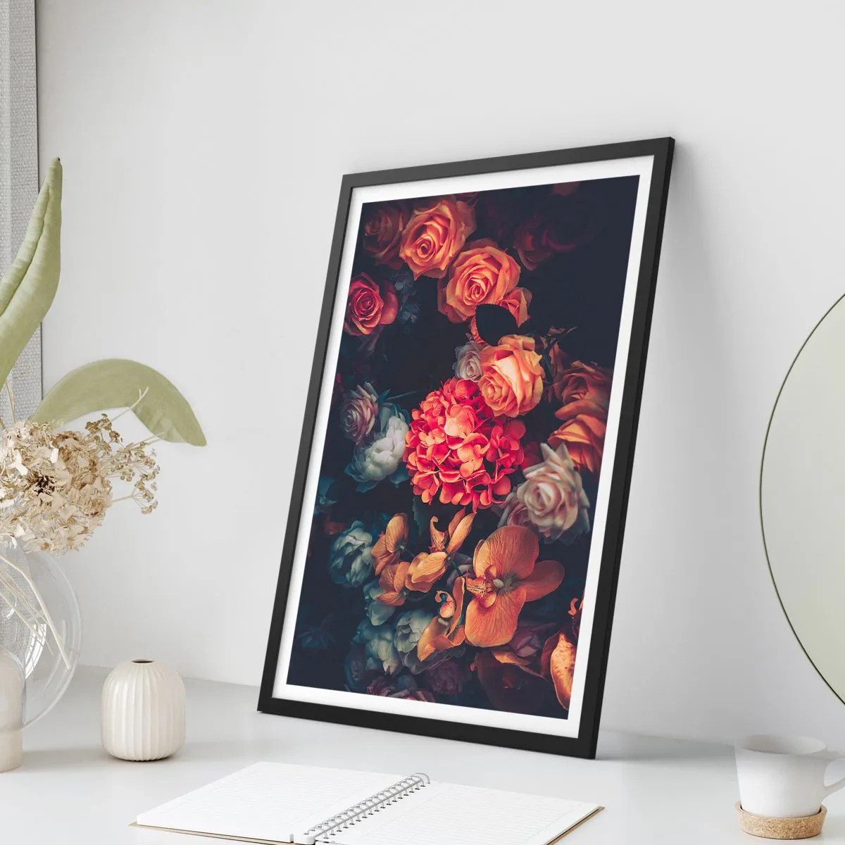 Affiche dans un cadre noir - Poster - Une composition de fleurs sombres avec une touche d'esthétique baroque - 50x70cm - Comme chez les maîtres hollandais - Décoration murale moderne pour le salon et la chambre ARTTOR