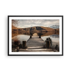Affiche dans un cadre noir - Poster - Une jetée en bois sur un lac entouré de collines pittoresques - 70x50cm - Paysage silencieux - Décoration murale moderne pour le salon et la chambre ARTTOR