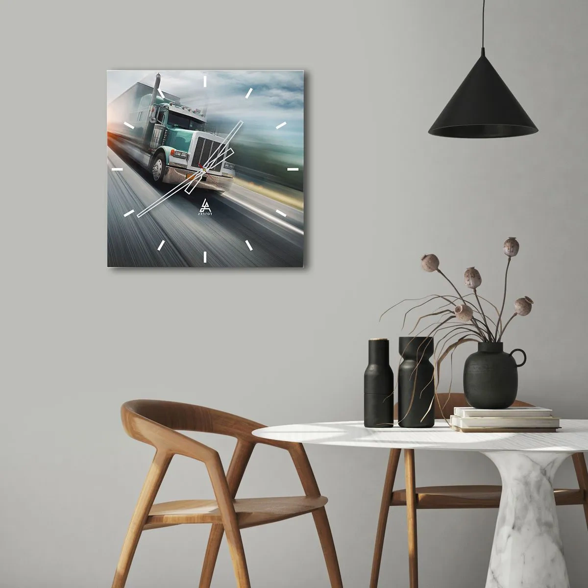 Horloge murale - Pendule murale - Un camion sur l'autoroute en mouvement au coucher du soleil - 30x30cm - Le géant américain est en fuite - Décoration murale moderne pour le salon et la chambre ARTTOR