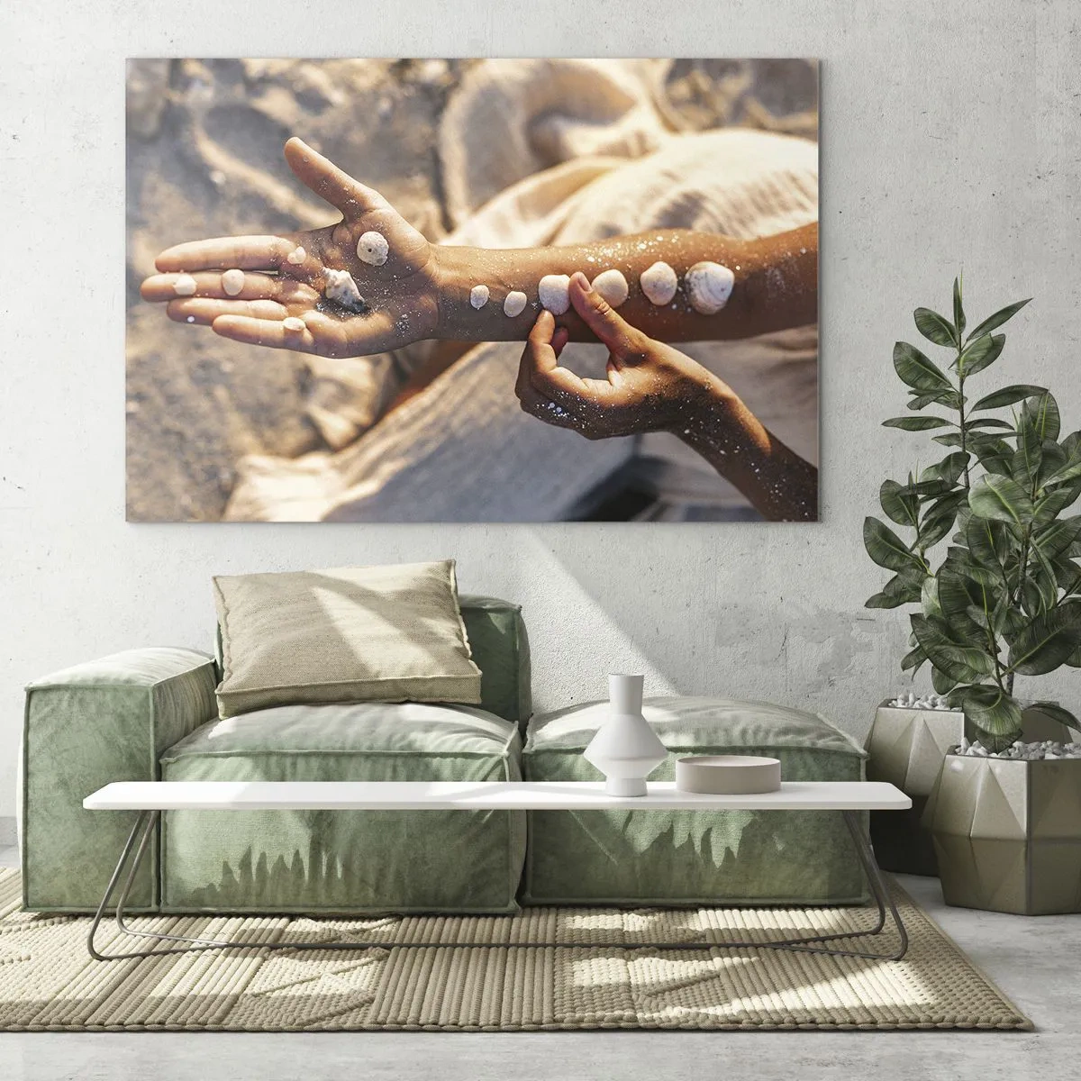 Impression sur verre - Image sur verre - Mains d'enfant avec des coquillages sur un fond de sable et de tissu - 100x70cm - La beauté à portée de main - Décoration murale moderne pour le salon et la chambre ARTTOR
