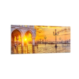 Impression sur verre - Image sur verre - Coucher de soleil doré sur la place de la ville avec des arcades et des lampes - 120x50cm - Où est tout le monde? - Décoration murale moderne pour le salon et la chambre ARTTOR