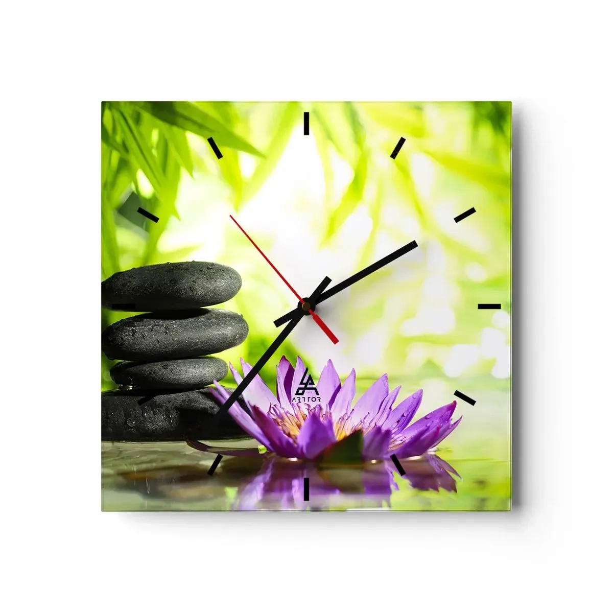 Horloge murale - Pendule murale - Une pile de pierres zen et une fleur de lotus sur un fond de feuilles de bambou. - 30x30cm - Dans un buisson de bambou - Décoration murale moderne pour le salon et la chambre ARTTOR