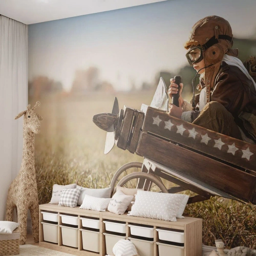 Papier Peint Photo Standard Eco - Enfant en costume de pilote dans un avion en bois dans un champ - 100x70cm - Départ vers un rêve - Décoration murale moderne pour le salon et la chambre ARTTOR