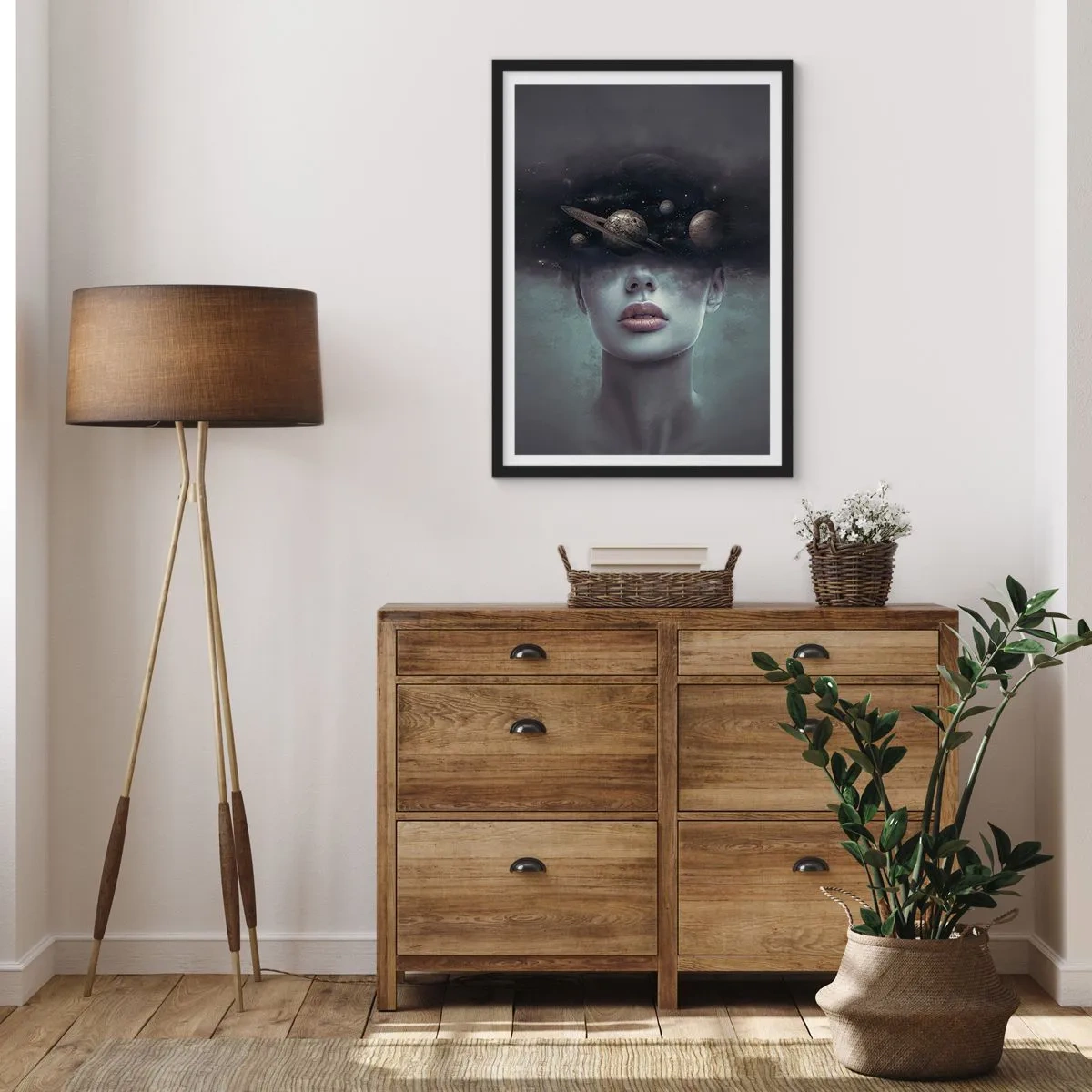 Affiche dans un cadre noir - Poster - Portrait mystérieux d'une femme avec des planètes dans l'espace - 50x70cm - Et les planètes deviennent folles... - Décoration murale moderne pour le salon et la chambre ARTTOR