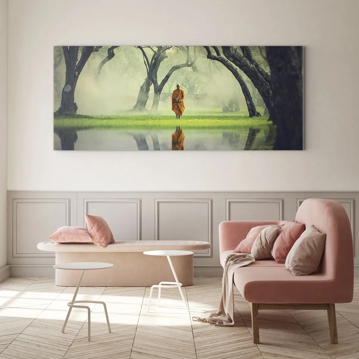 Impression sur verre - Image sur verre - Un moine en robe orange dans une forêt avec un fond brumeux et un reflet dans l'eau. - 140x50cm - En route vers l'illumination - Décoration murale moderne pour le salon et la chambre ARTTOR